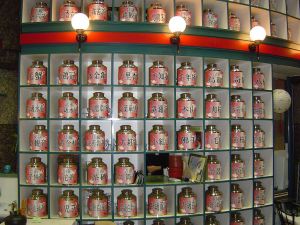 横浜中華街の朝陽門の近く、中国茶専門の茶坊「翡翠」の店内の茶壺棚