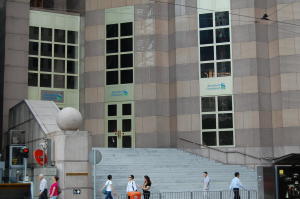 のむけはえぐすり；香港のHSBCの右隣のビル　スタンダードチャータード銀行