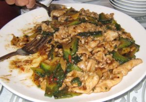 重慶飯店の美味しい料理；豚肉とニガウリの黒豆炒め