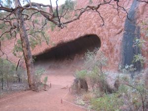 カンガルー日記；ウルル（エアーズロック）の洞窟