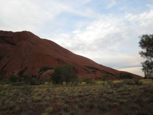 カンガルー日記；ウルル（エアーズロック）の反対側からみた登山道