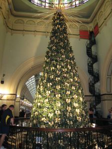 カンガルー日記；クィーンビクトリアビルディング　QVB(キューヴィービー)のクリスマスツリー