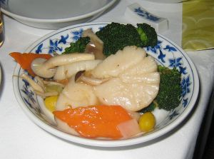希貞ちゃんとS君の結婚披露パーティー;重慶飯店の美味しい心のこもった料理　新鮮ホタテと清浄元気野菜の秘蔵オイスターソース寿風味