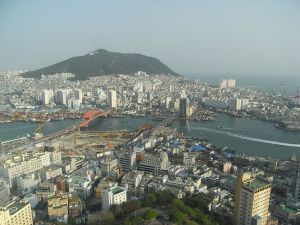 よっちゃんのグルメ日誌：釜山編 釜山港の町並み