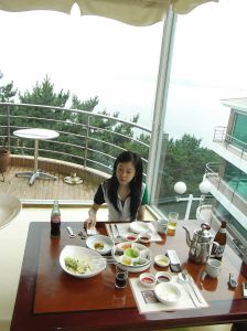 よっちゃんのグルメ日誌：釜山編  曇天だが最高のビューでの食事でした