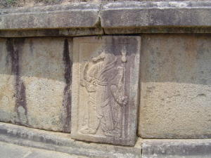 金?信将軍の陵墓の台座にある十二支の神像のレリーフ。