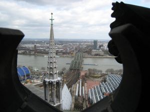 ケルンの水；DOMEの塔の上から見るメッセ