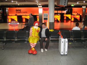 ケルンの水；デユッセル空港のマック人形とハイ、ポーズ！