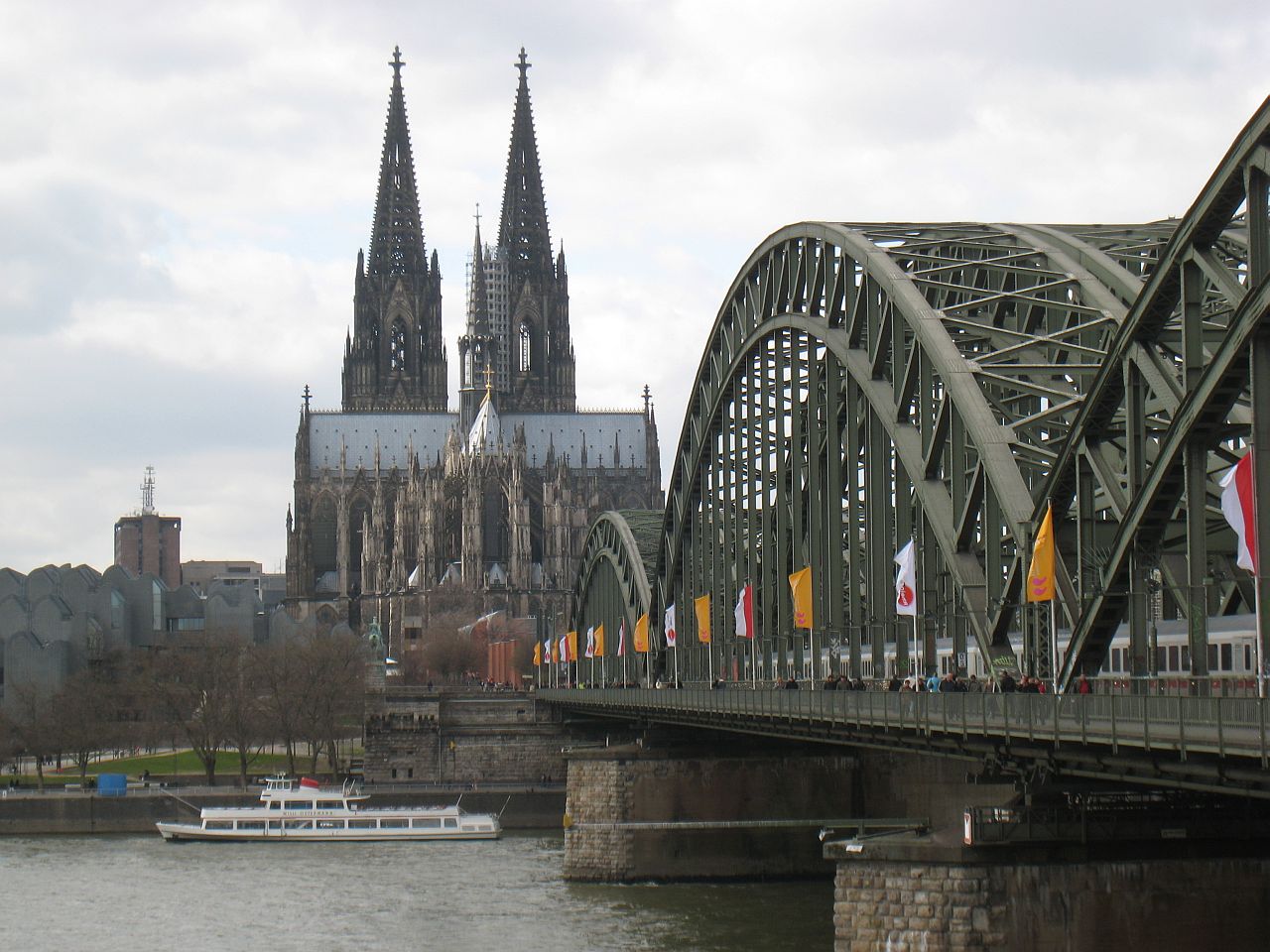 ケルンの水(Eau de Cologne) ；ライン川に浮かぶ観光船を貸し切り